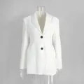Vista dettagliata di un blazer bianco slim fit con scollo a V e chiusura a bottoni chic - Taglia S / Top / Bianco