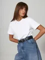 Ein detaillierter Blick auf das weiße Baumwoll-T-Shirt mit Rundhalsausschnitt für Damen. - S / Oberteile / Weiß