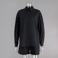 Detailansicht des minimalistischen schwarzen Baumwoll-Sets aus Hemd und Shorts - S / Oberteil Und Unterteil / Schwarz