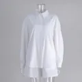 Nahaufnahme des minimalistischen weißen Baumwoll-Sets aus Langarmhemd und kurzen Hosen - S / Oberteil Und Unterteil / Weiß