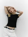 Frau trägt ein schwarzes, eng anliegendes kurzes T-Shirt mit weißer High-Waist-Jeans. - S / Oberteile / Schwarz