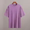 Detailansicht eines lila T-Shirts im Vintage-Look an einem Holzkleiderbügel - S / Oberteile / Lila
