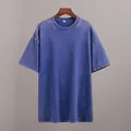 Detailansicht der Vintage-Säurewaschtextur und des Rundhalsausschnitts des blauen T-Shirts - S / Oberteile / Blau