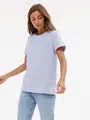 Model trägt ein hellblaues Baumwoll-T-Shirt mit Rundhalsausschnitt für den Sommer - S / Oberteile / Hellviolett
