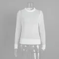 Detailaufnahme eines halbtransparenten weißen Mohair-Strickpullovers mit Rundhals - S / Weiß
