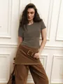 Detailansicht eines graubraunen Kurzarm-Crop-Tops mit schmaler Passform - S / Oberteile / Braun