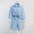 Hellblaues lässiges zweiteiliges Sommerset bestehend aus Knotenshirt und passenden Shorts - S / Oberteil Und Unterteil / Blau