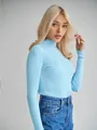 Eng anliegender hellblauer Damen-Strickpullover mit Stehkragen und langen Ärmeln - Einheitsgröße / Oberteile / Himmelblau