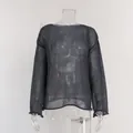 Durchsichtiger schwarzer hohlgestrickter Pullover mit weitem Rundhalsausschnitt. - S / Oberteile / Dunkelgrau