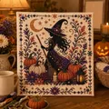 Λεπτομερής άποψη σετ κεντήματος Halloween με μάγισσα και κολοκύθες σε ζεστό φως. - Στυλ Μάγισσα Σκούπα (B)
