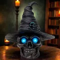 Detailaufnahme der gotischen Harzschädel-Dekoration mit leuchtend blauen Augen und Hexenhut - Zaubererhut Leuchtender Totenkopf