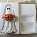 Vista detallada de la estatua de fantasma blanco con calabaza en su embalaje de espuma. - Estatua de Fantasma Con Calabaza