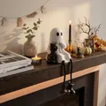 Détail d'ambiance d'une figurine de fantôme d'Halloween avec chat sur une cheminée - Fantôme