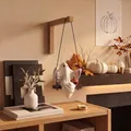 Détail d'une figurine de fantôme blanc effrayant sur une balançoire en bois pour Halloween - Balançoire Fantôme