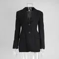 Dettaglio vista frontale di un blazer nero sfiancato con due bottoni su manichino. - Taglia S / Top / Nero
