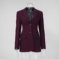 Vista dettagliata di un blazer bordeaux sfiancato con scollo a V e taglio sartoriale - Taglia S / Top / Borgogna