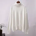 Detailansicht eines weichen weißen Rollkragenpullovers mit eleganter, lockerer Strickstruktur - S / Oberteile / Weiß