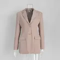 Vista frontale di un blazer rosa cipria attillato con due bottoni e tasche a patta - Taglia S / Top / Marrone chiaro