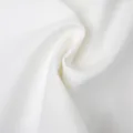 Primo piano dettagliato di un tessuto twill bianco di alta qualità per blazer donna - Taglia S / Top / Bianco