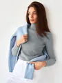 Nahaufnahme eines grauen Rollkragenpullovers kombiniert mit blauer Strickjacke - Einheitsgröße / Oberteile / Grau
