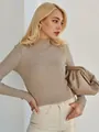 Modell trägt einen khakifarbenen, schmal geschnittenen Rippstrick-Rollkragenpullover - Einheitsgröße / Oberteile / Khaki