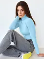 Porträt eines Modells in einem hellblauen Rollkragenpullover für die Herbstsaison - Einheitsgröße / Oberteile / Himmelblau