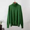 Smaragdgrüner grob gestrickter Rollkragenpullover Detail mit geripptem Saum und Bündchen - Dunkelgrün