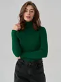 Detail eines dunkelgrünen Rollkragenpullovers für Damen in Rippstrick-Optik. - Einheitsgröße / Oberteile / Dunkelgrün