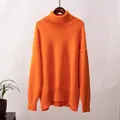 Leuchtend orangefarbener lockerer Rollkragenpullover mit feinen Rippbündchen-Details - Orange