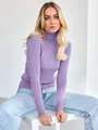 Detailansicht der Rippstruktur und Passform des lila Rollkragenpullovers für Damen - Einheitsgröße / Oberteile / Lila