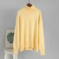 Eleganter, locker sitzender gelber Strickrollkragenpullover mit Rippbündchen. - Hellgelb