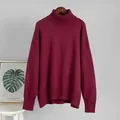 Warmer weinroter Oversize-Rollkragenpullover mit gerippten Bündchen und Saumdetails - Burgunderrot