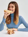 Nahaufnahme eines blauen Rippstrick-Rollkragenpullovers im Lifestyle-Look - Einheitsgröße / Oberteile / Aqua