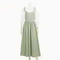 Elegantes salbeigrünes Maxikleid aus Baumwolle mit V-Ausschnitt und Bindeträgern. - S / Kleider / Grün