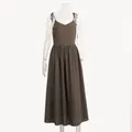 Elegantes dunkelbraunes Baumwoll-Cami-Kleid mit verstellbaren Rückenträgern für Damen - S / Kleider / Braun