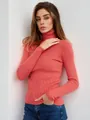 Detailaufnahme eines Damen Rollkragenpullovers in Koralle mit weicher Rippenstruktur - Einheitsgröße / Oberteile / Wassermelonenrot