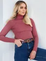 Detailaufnahme eines malvenfarbenen Rollkragenpullovers mit hochwertiger Rippstrick-Textur. - Einheitsgröße / Oberteile / Ziegelrot