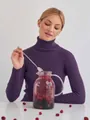 Elegante Frau in einem lila Rollkragenpullover aus Strick in Lifestyle-Umgebung - Einheitsgröße / Oberteile / Dunkellila