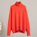 Eleganter loser warmer Rollkragenpullover in hellem Orange gestrickt für Herbst und Winter - Orangerot