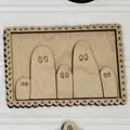 Vue détaillée d'un cadre d'Halloween en bois découpé au laser avec motifs fantômes - Style F