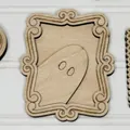 Gros plan sur un cadre photo fantôme en bois découpé au laser pour Halloween - Style E