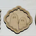 Vue détaillée de la décoration d'Halloween en bois avec des cadres de fantômes gravés - Style B