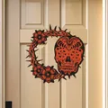 Vista detallada de una corona de Halloween de madera con calavera cortada a láser - Esqueleto y Corona de Espinas (A) / 30x30x0,5cm