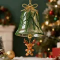 Detalle de una campana de Navidad de cristal con agujas de pino y un muñeco de jengibre - Gingerbread elk