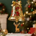 Detalle de una campana de Navidad dorada con motivos de bayas y colgante de reno - Reno