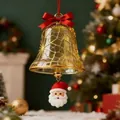 Primer plano detallado de campana navideña dorada con un colgante de Papá Noel - Papá Noel Caperucita Roja