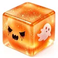 Κοντινό πλάνο πορτοκαλί κύβου Halloween με φάντασμα και τρομακτικά σχέδια ματιών - Πορτοκαλί