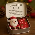 Detailansicht des handgefertigten Filz-Weihnachtsmanns in einer silbernen Pocket Hug Dose - Weihnachtsmann Stil (A Stil)