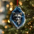 Vue détaillée d'un raton laveur dans une géode bleue, décoration de Noël en acrylique - Raton Laveur