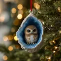 Vue rapprochée d'un ornement de chouette en géode sur un sapin de Noël illuminé - Hibou / chouette